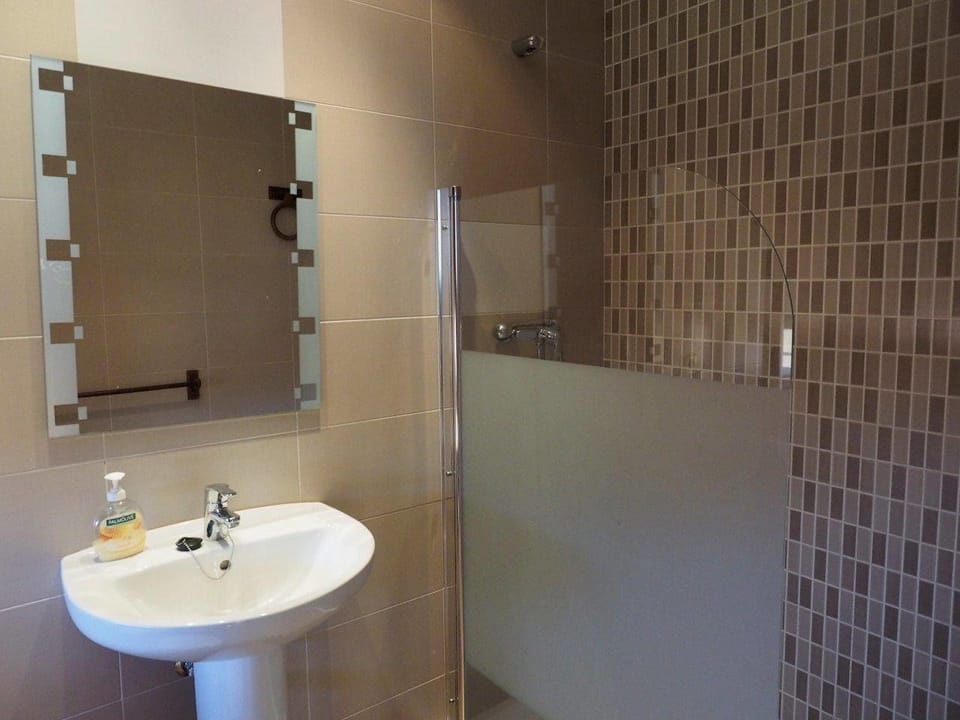 Double or Twin Room | Bathroom | Shower