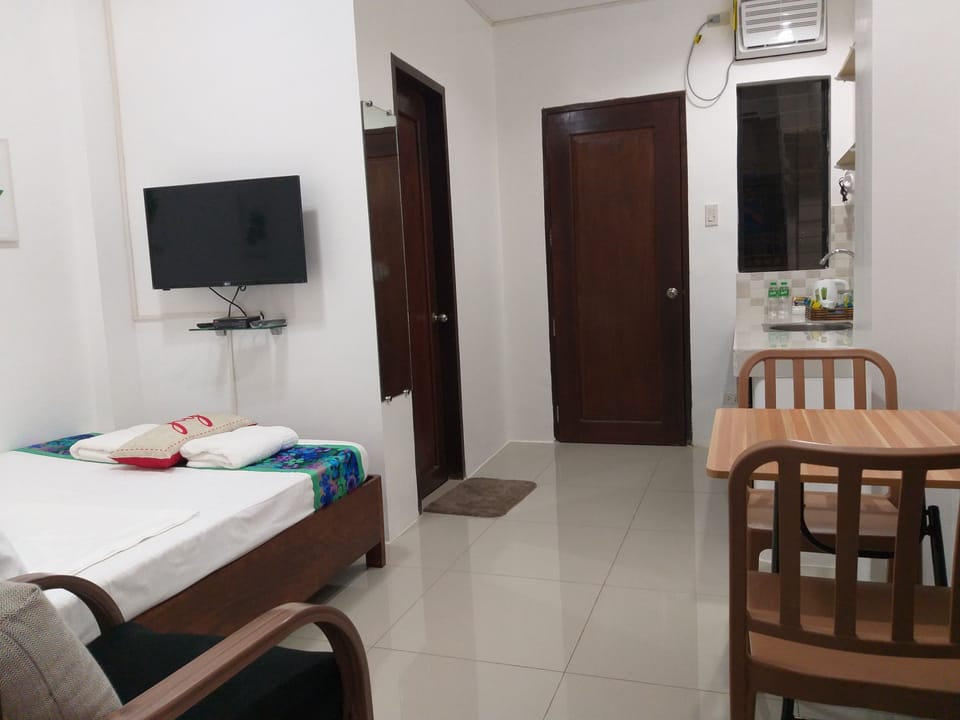 Deluxe Room | 5 bedrooms, desk, WiFi (free), bed sheets