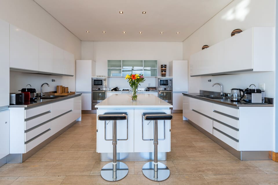 Luxury Apartment, 3 Bedrooms, Ocean View | Private kitchen | Full-size fridge, microwave, oven, stovetop