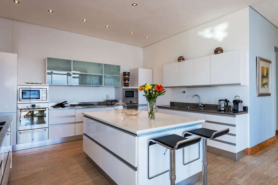 Luxury Apartment, 3 Bedrooms, Ocean View | Private kitchen | Full-size fridge, microwave, oven, stovetop