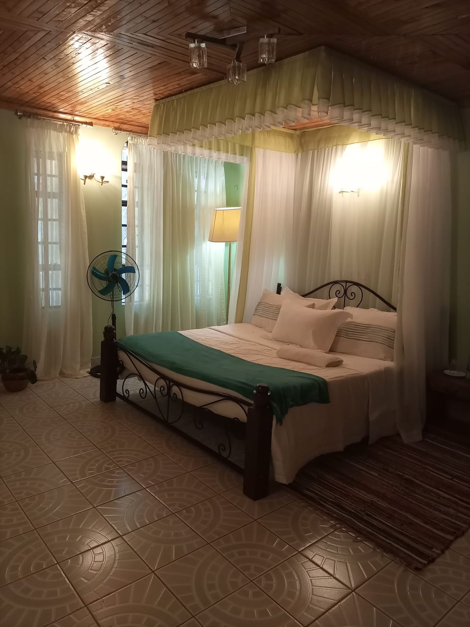 Iron/ironing board, free WiFi, bed sheets