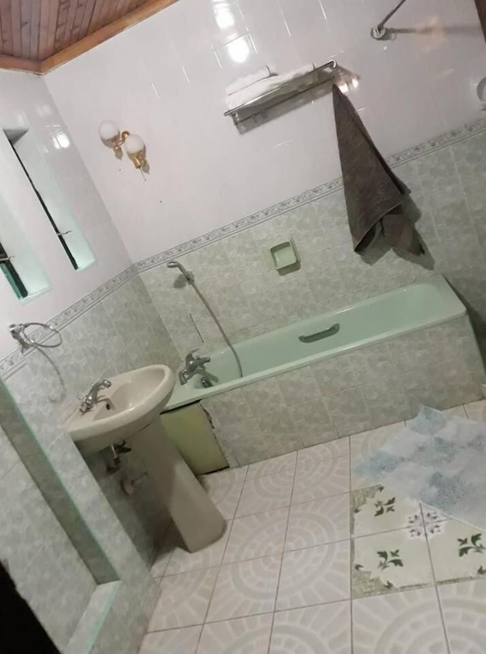 Shower, rainfall showerhead, free toiletries, slippers