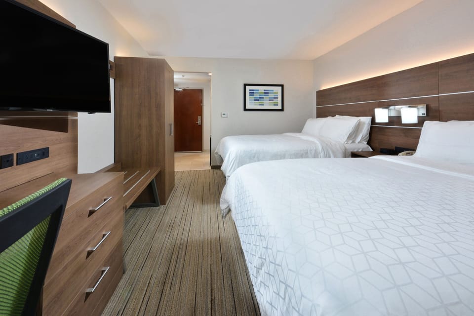 Premium bedding, in-room safe, desk, blackout drapes