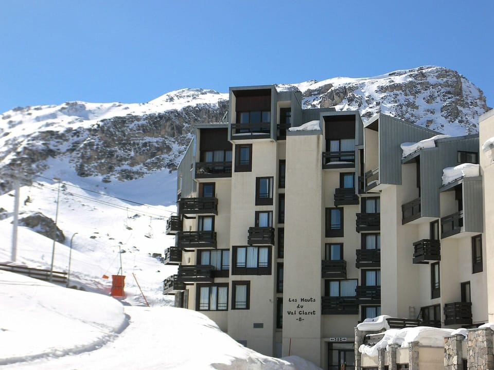 Sky, Snow, Building, Mountain, Window, White, Slope, Architecture, Urban Design, House