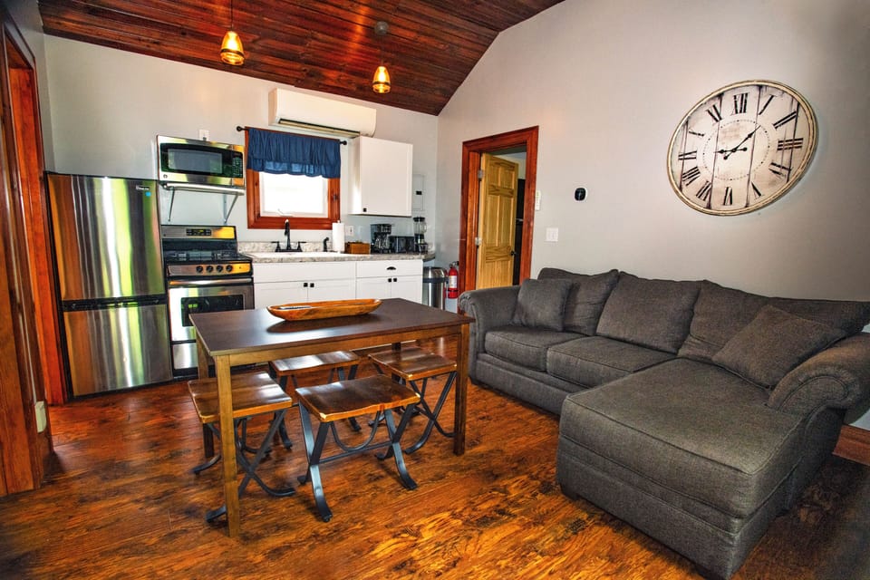 Beatty Cottage | Private kitchen | Oven, cookware/dishes/utensils
