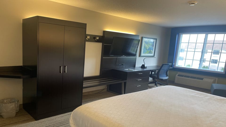 Hypo-allergenic bedding available, in-room safe, desk, laptop workspace