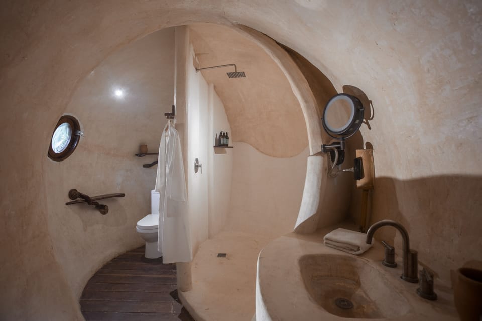 Plunge Pool Mayan Suite | Bathroom | Towels, soap, shampoo, toilet paper