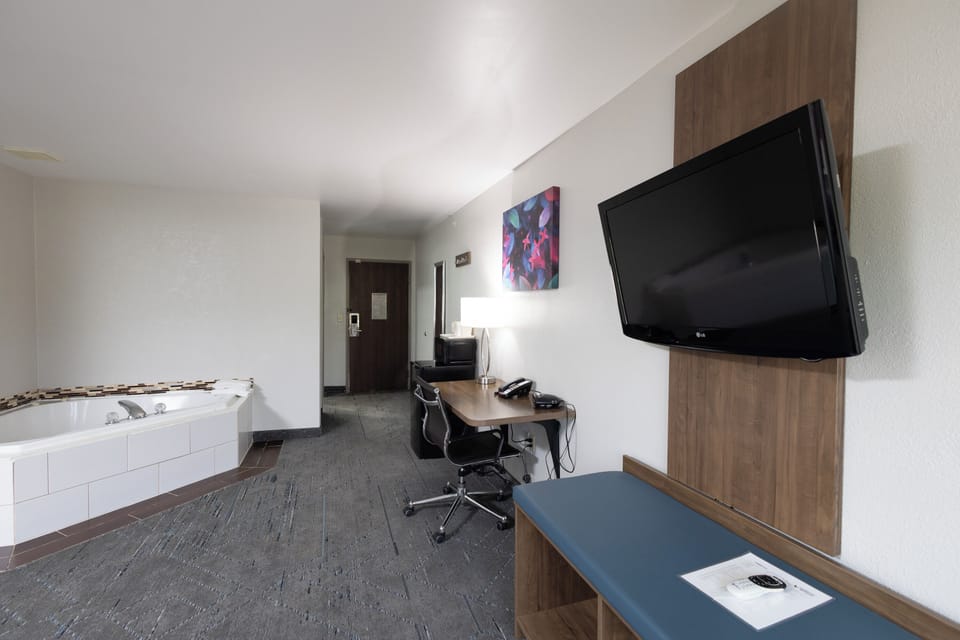King Whirlpool Suites | Laptop workspace, iron/ironing board, free WiFi, bed sheets