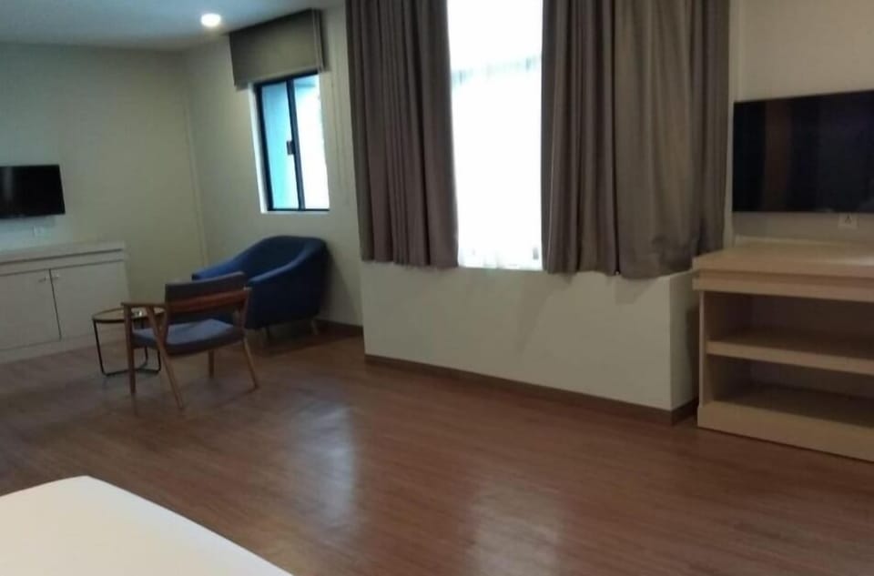 Desk, soundproofing, WiFi (free), bed sheets