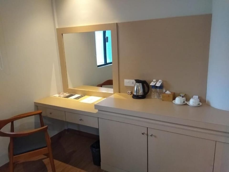 Desk, soundproofing, WiFi (free), bed sheets