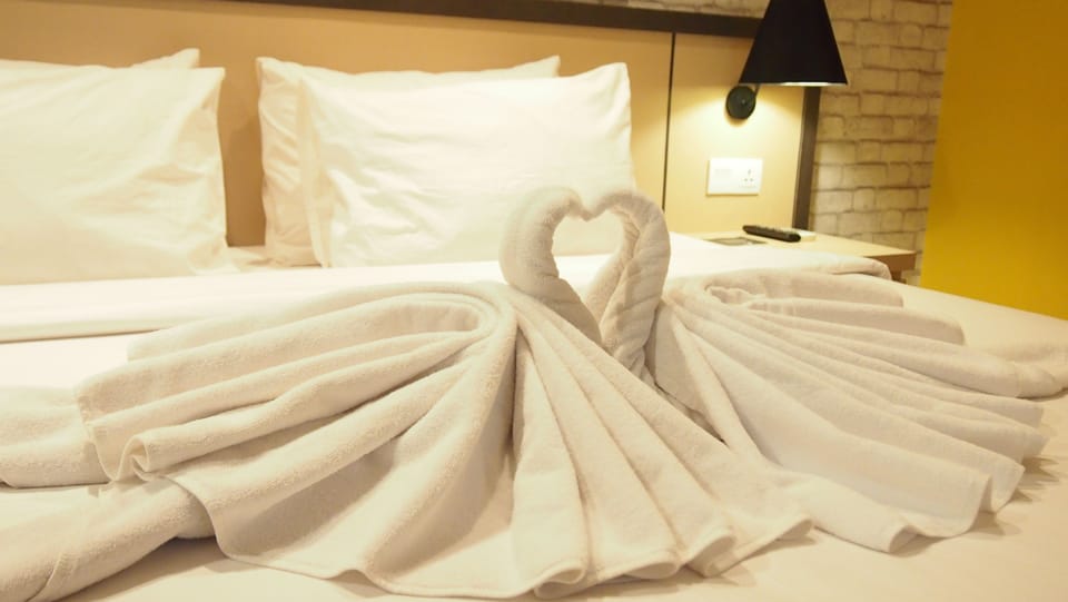 Desk, soundproofing, WiFi (free), bed sheets