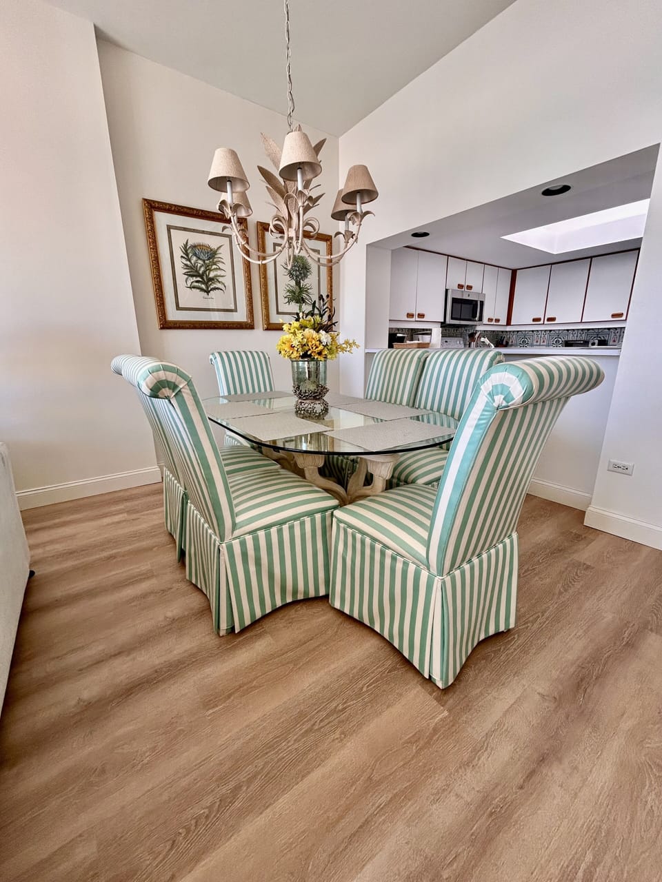 Dining area, seats 6