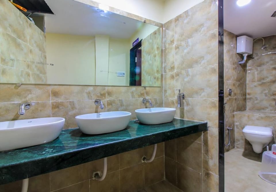 Executive Shared Dormitory | Bathroom | Shower, towels