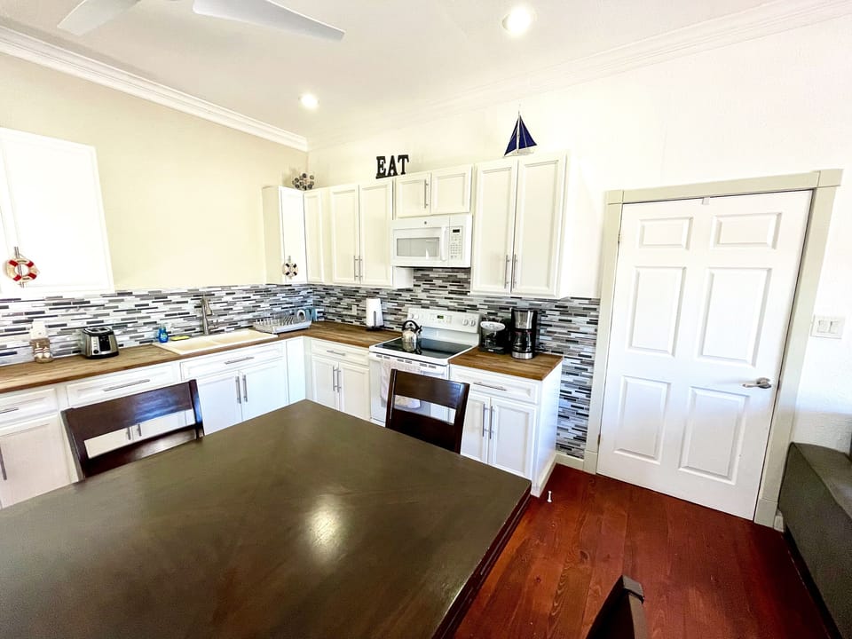 Full kitchen, leaf table can seat 6 people. Outside dining al-fresco option also