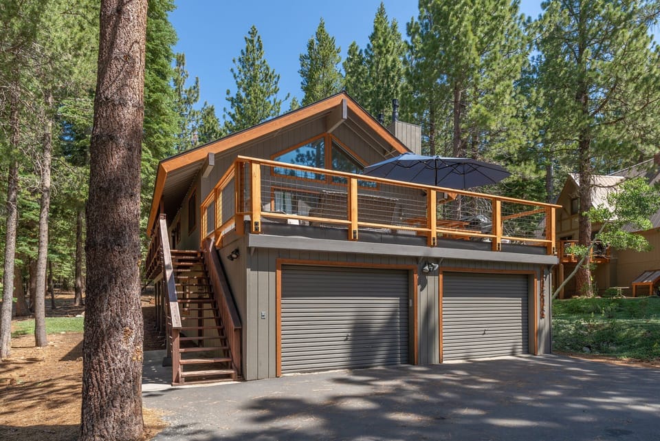 Large U shaped, level driveway with room for 5-7 cars.