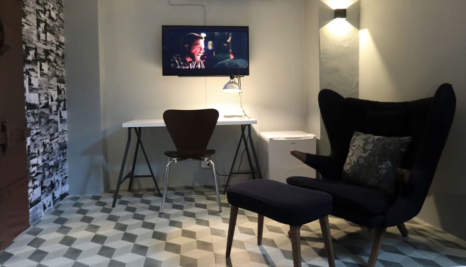 40-inch Smart TV with cable channels, TV