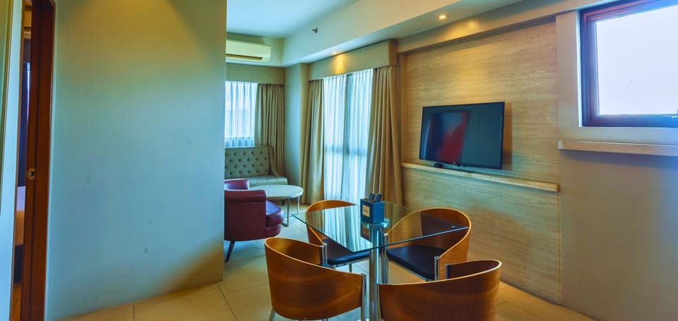 One Bedroom Suite with One Queen Bed | Desk, free WiFi, bed sheets
