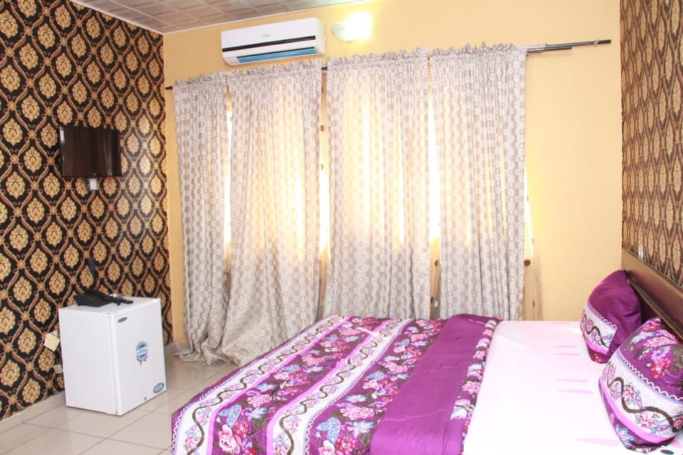 Royal Room, 1 Queen Bed, Non Smoking | Minibar, desk, bed sheets