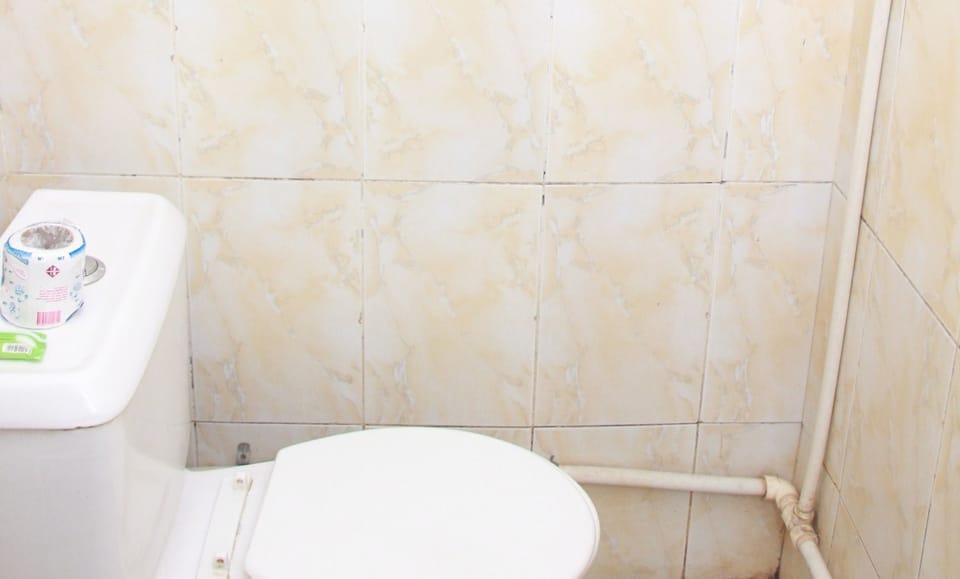 Royal Room, 1 Queen Bed, Non Smoking | Bathroom | Shower, towels