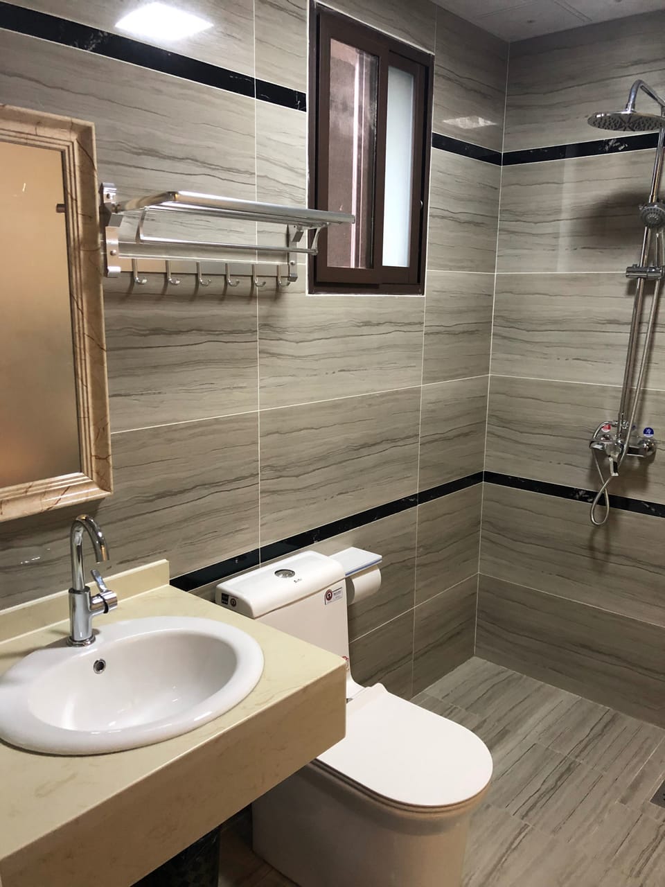 Standard Twin Room | Bathroom | Shower, rainfall showerhead, free toiletries, hair dryer (on request)