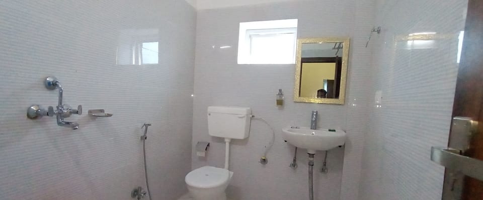 Room, Non Smoking | Bathroom | Shower, towels