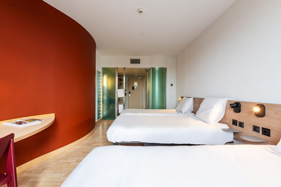 Premium bedding, in-room safe, desk, blackout drapes