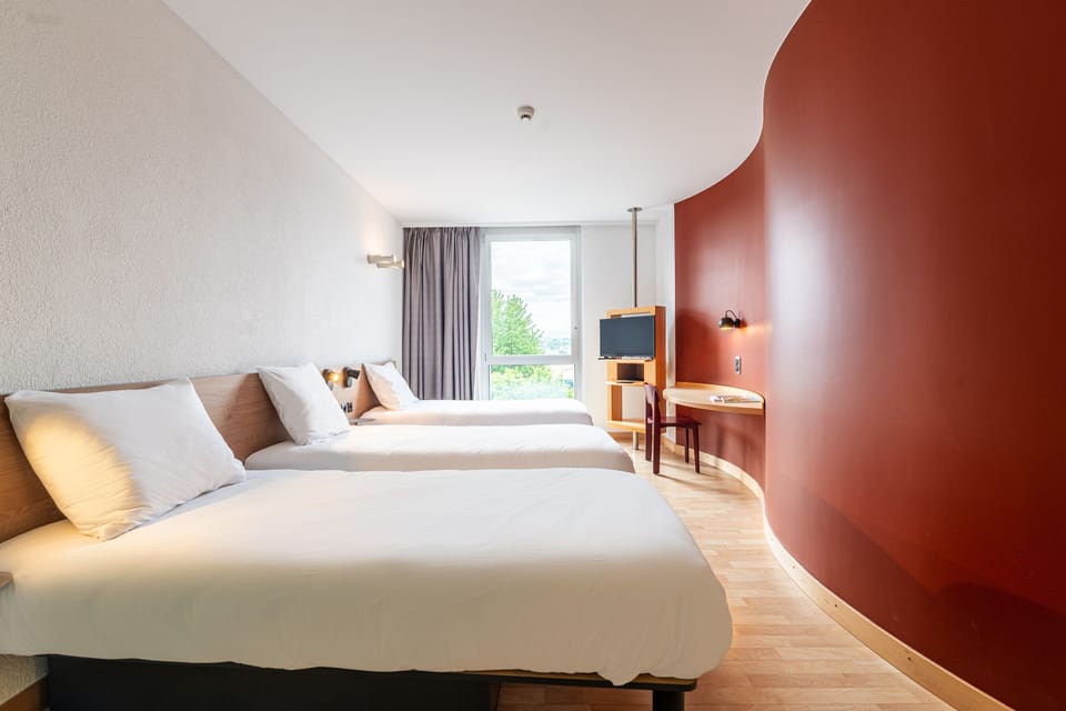 Premium bedding, in-room safe, desk, blackout drapes