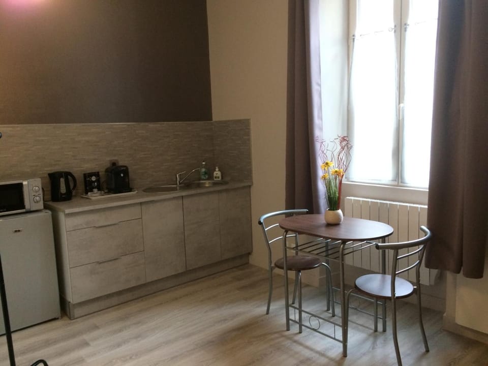 Microwave, espresso maker, coffee/tea maker, electric kettle