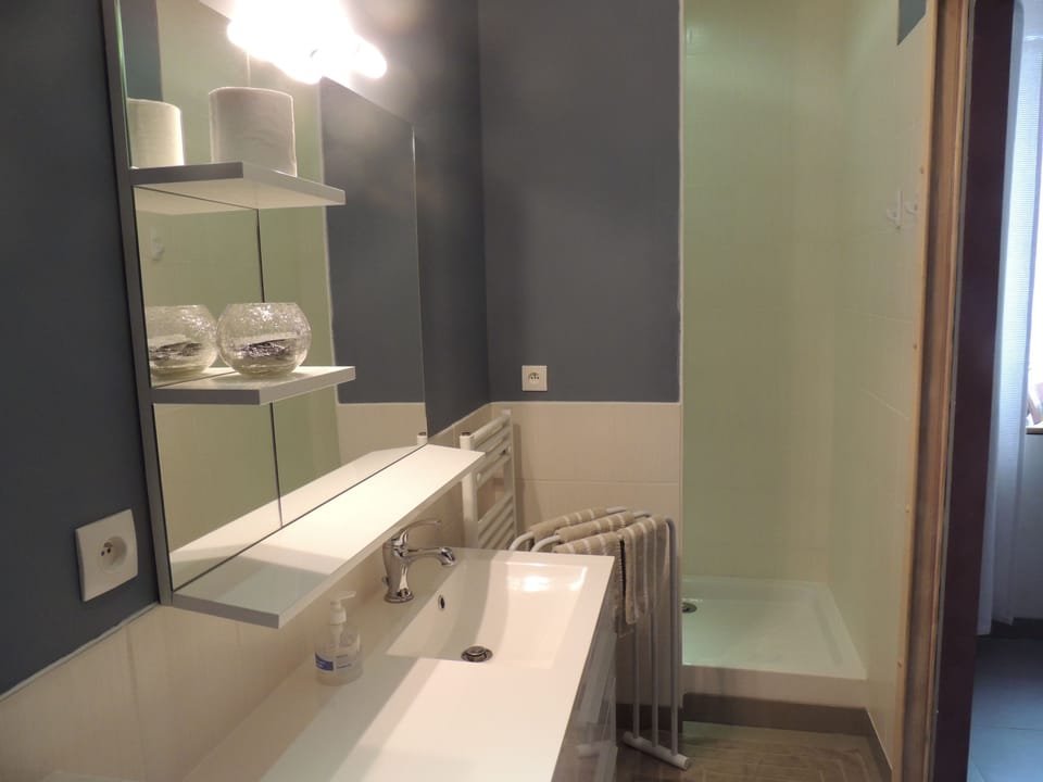 Classic Double Room, 1 Double Bed, Private Bathroom, Ground Floor | Bathroom | Shower, free toiletries, hair dryer, towels