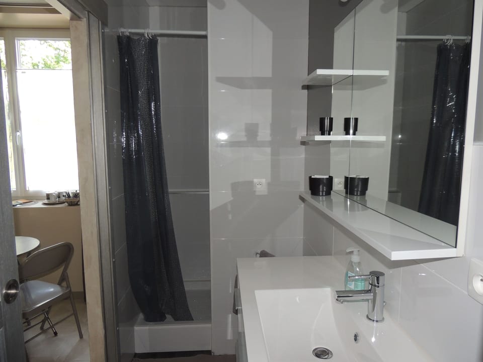 Comfort Double or Twin Room, Private Bathroom, Ground Floor | Bathroom | Shower, free toiletries, hair dryer, towels