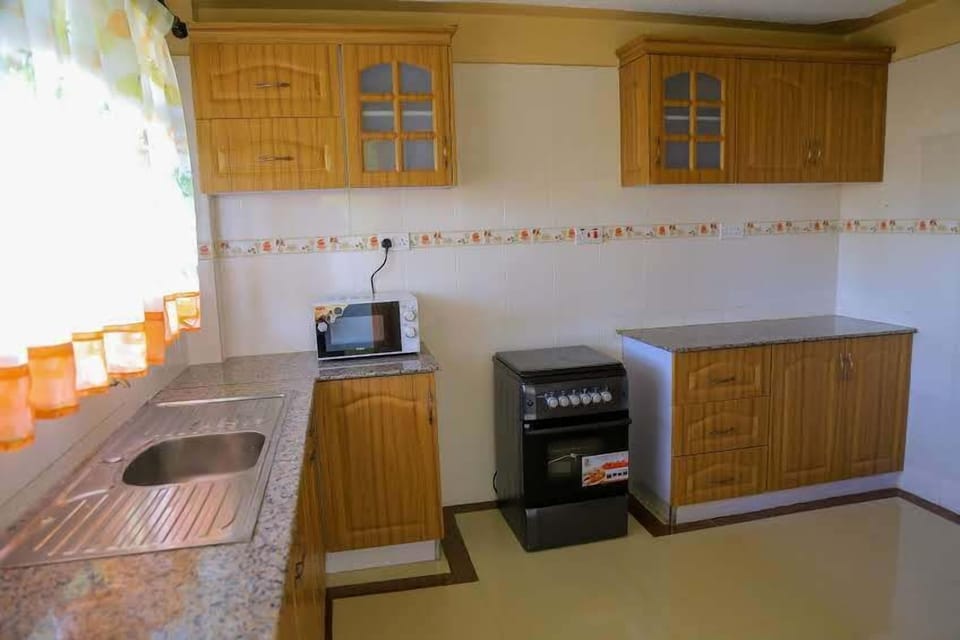 Comfort Triple Room, 3 Bedrooms | Private kitchen | Fridge, microwave, oven, stovetop