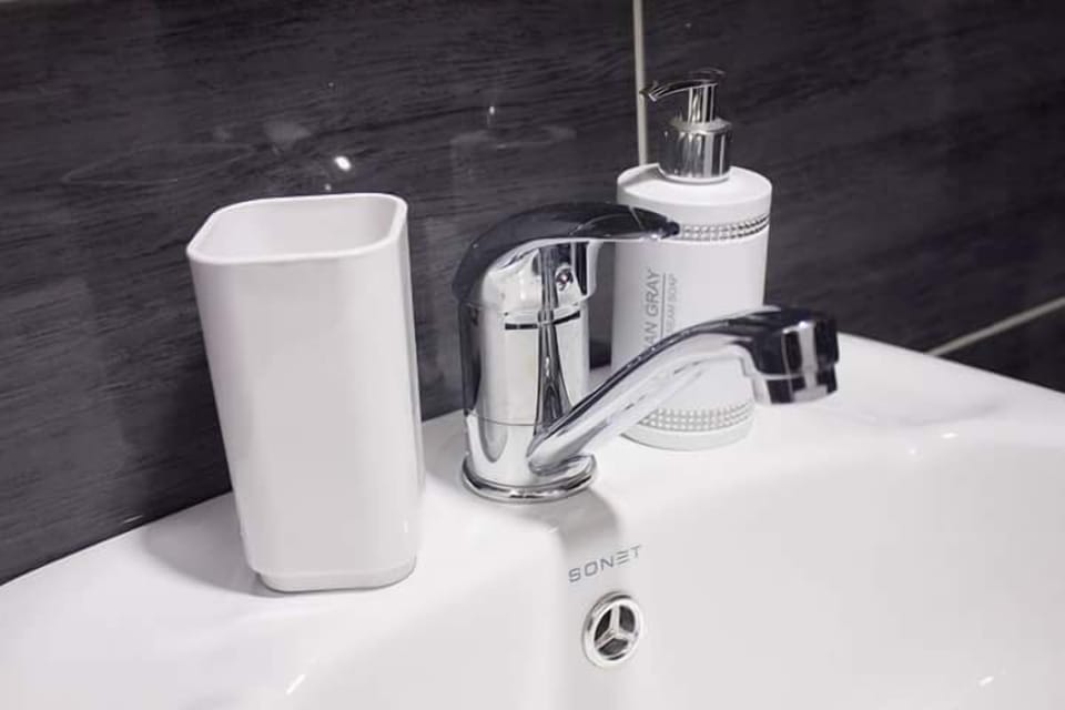 Deluxe Double Room, 1 King Bed | Bathroom | Shower, free toiletries, hair dryer, towels