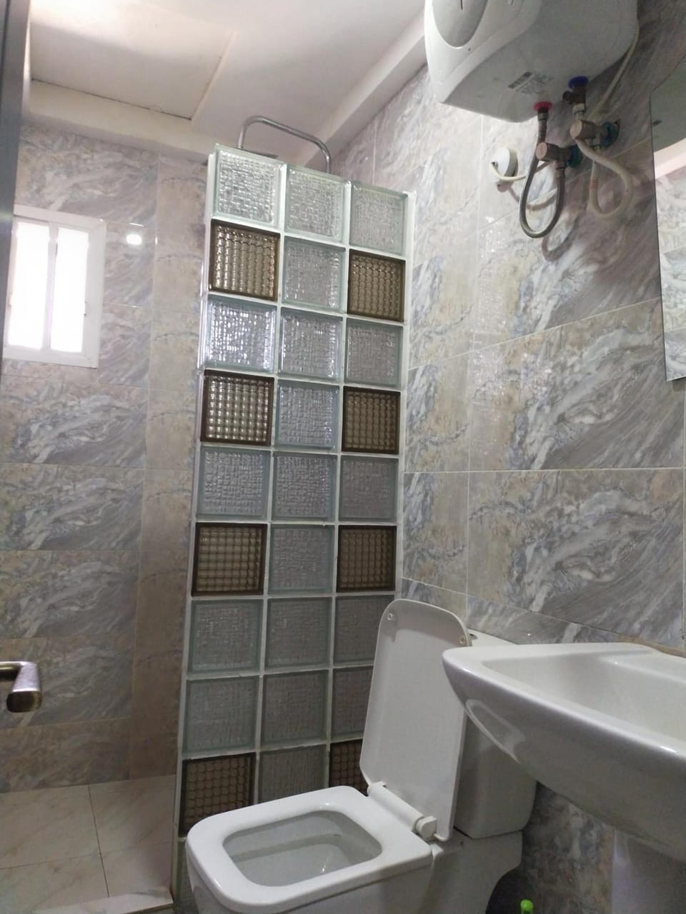 Shower, rainfall showerhead, free toiletries, bathrobes