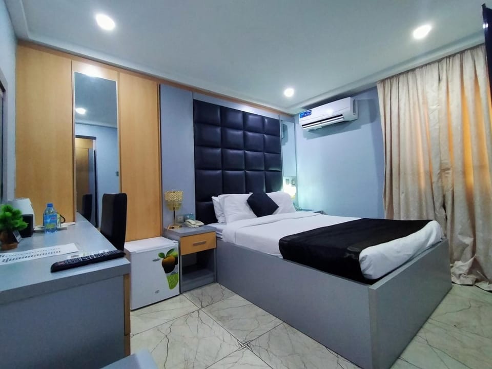 Premium bedding, in-room safe, desk, laptop workspace