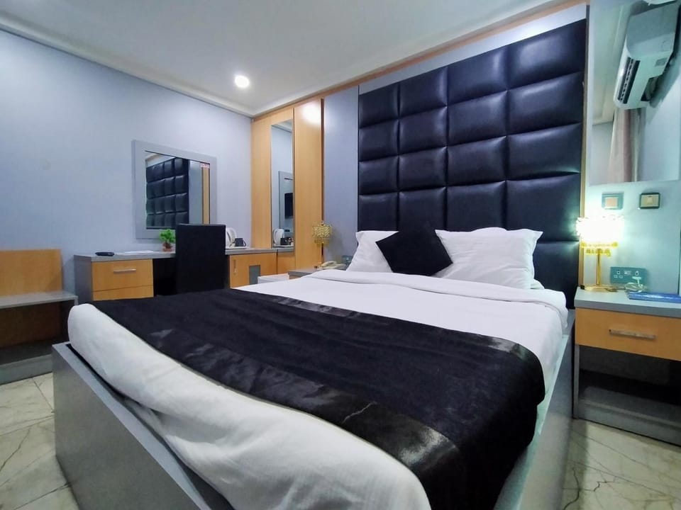 Premium bedding, in-room safe, desk, laptop workspace