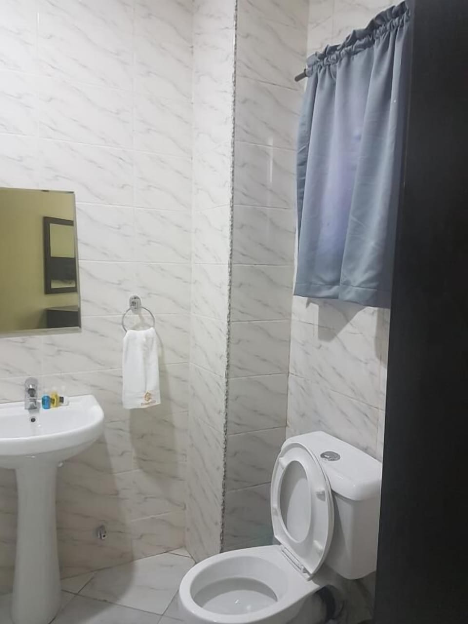 Shower, free toiletries, towels