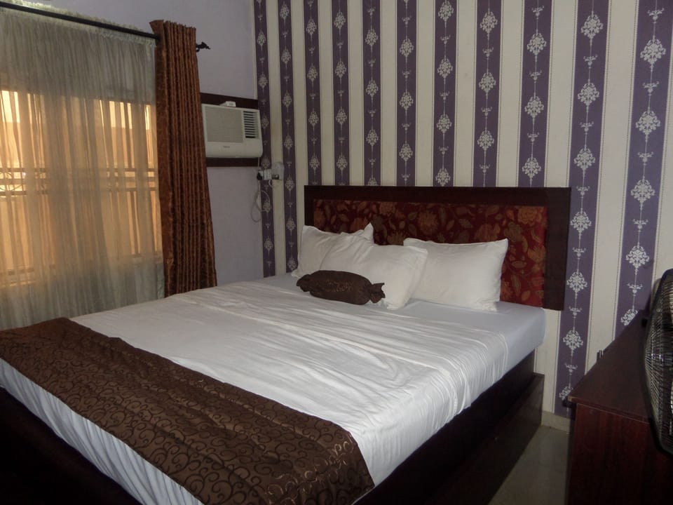 Deluxe Room, 1 Queen Bed, Non Smoking | In-room safe, desk, bed sheets