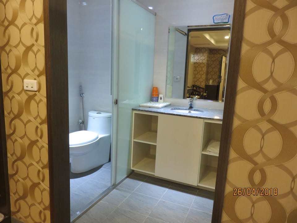 Shower, rainfall showerhead, free toiletries, hair dryer