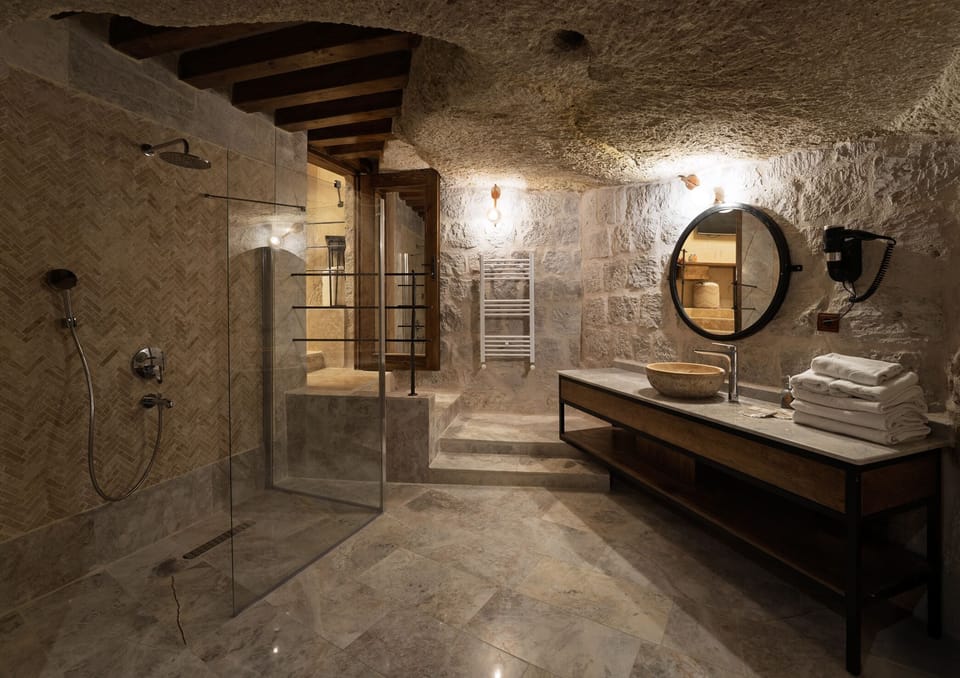 Suite | Bathroom | Free toiletries, hair dryer, slippers, towels