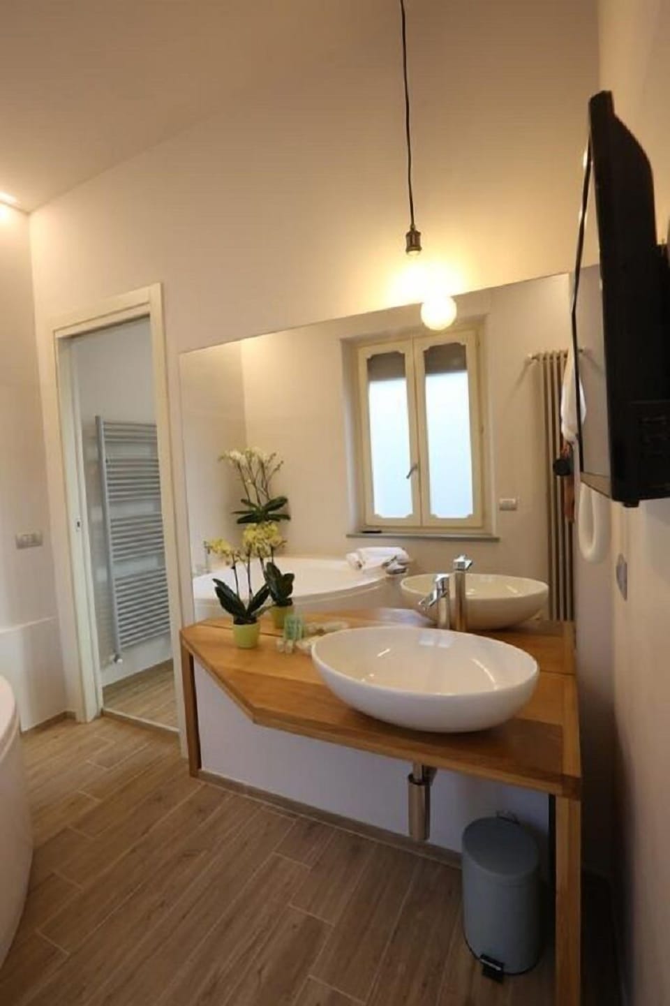 Executive Triple Room, Terrace | Bathroom | Shower, free toiletries, hair dryer, slippers