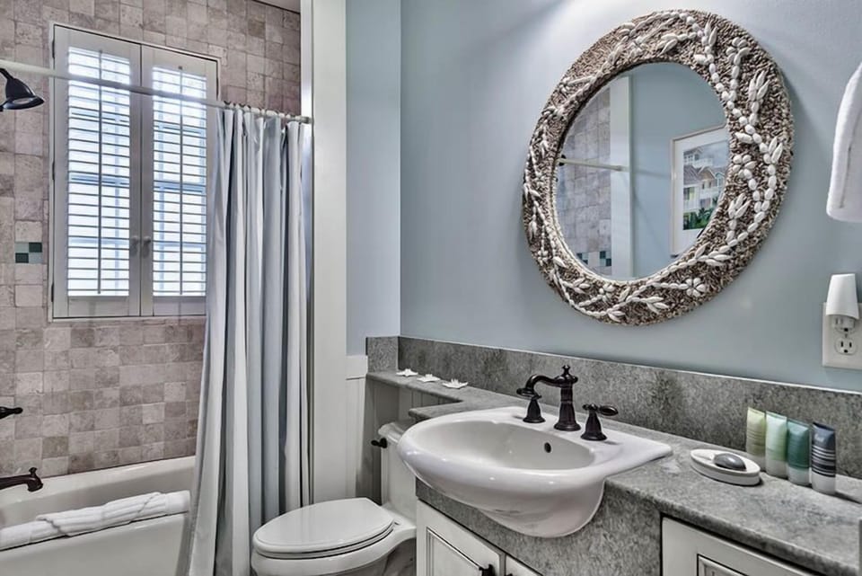 Connecting twin bathroom with a tub/shower combo