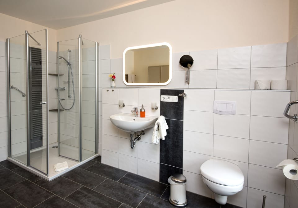 Single Room | Bathroom | Bathtub, free toiletries, hair dryer, towels