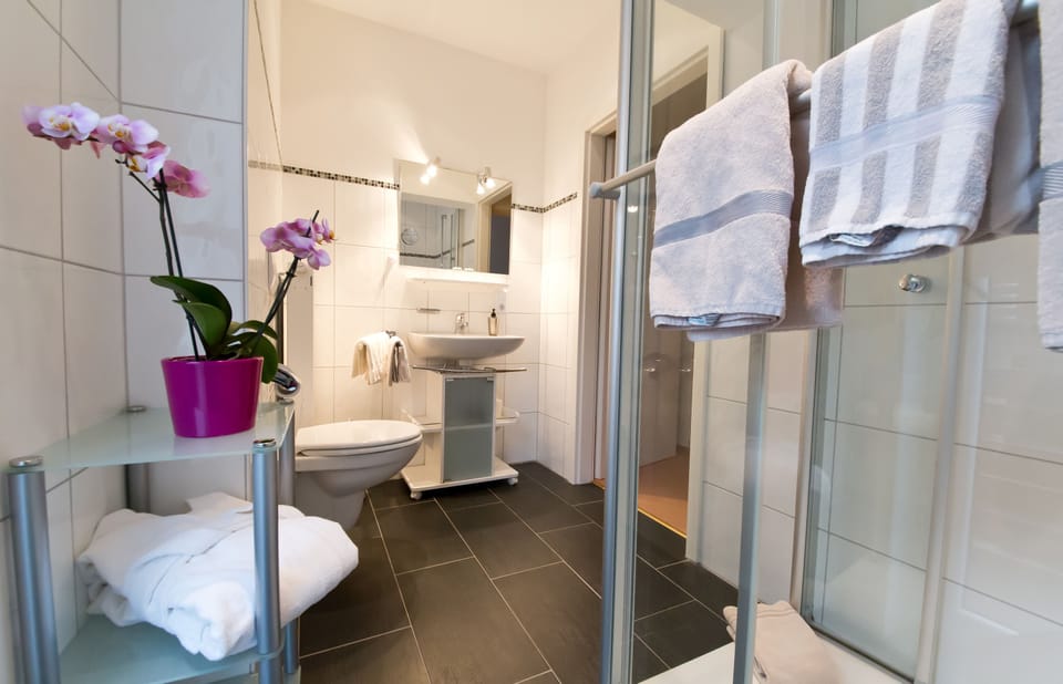 Double Room | Bathroom | Bathtub, free toiletries, hair dryer, towels