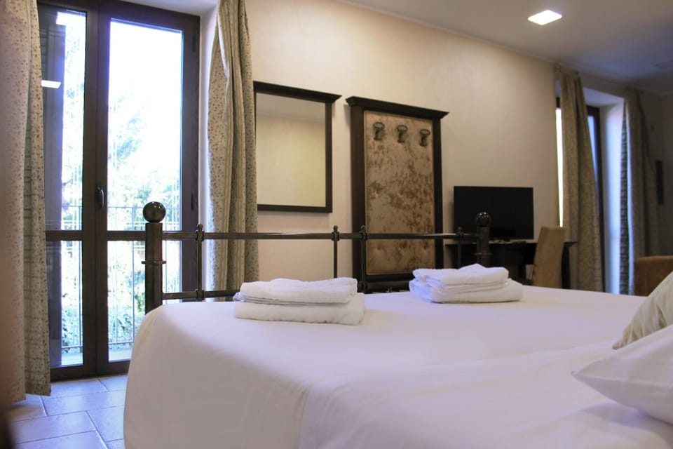 Superior Triple Room (103) | Egyptian cotton sheets, premium bedding, in-room safe, desk