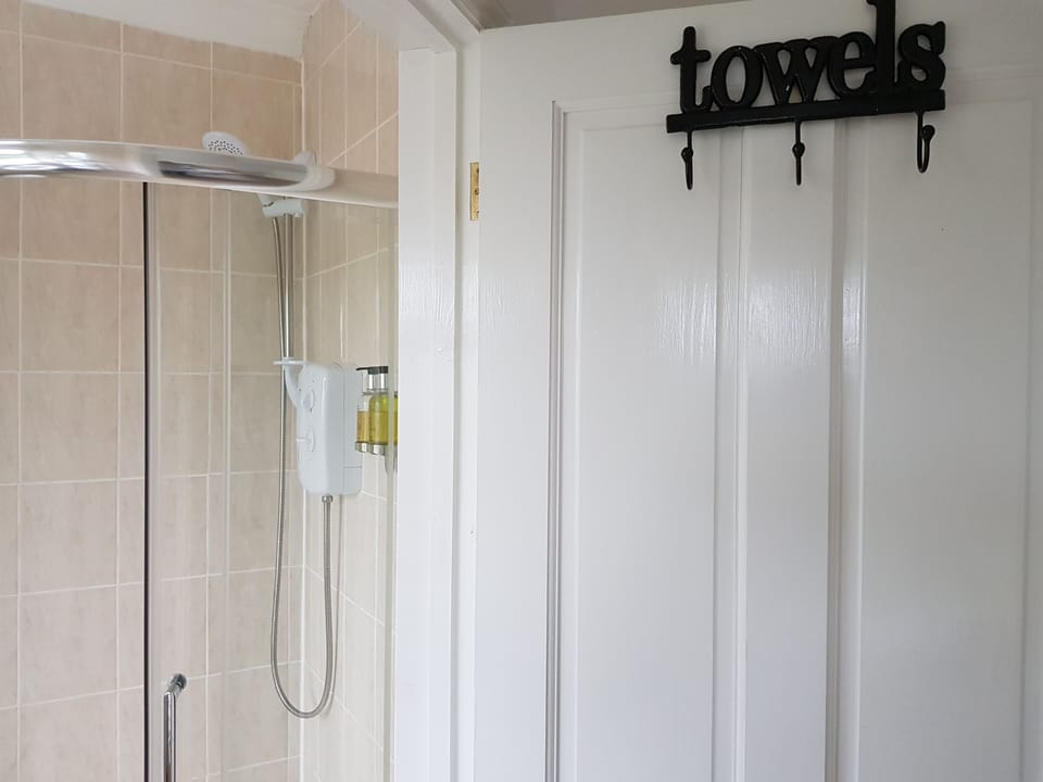 Standard Double Room, Ensuite | Bathroom