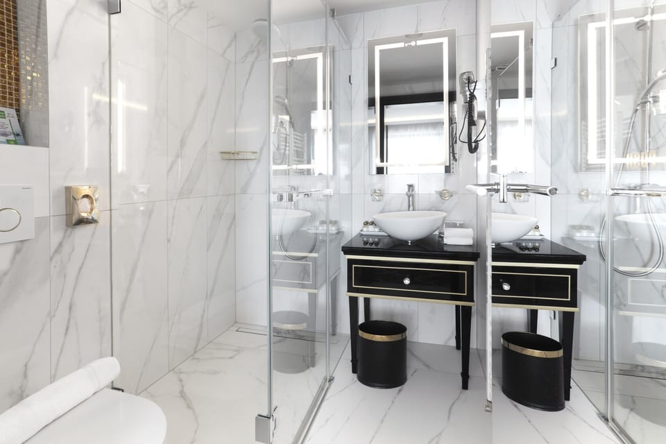 Shower, rainfall showerhead, free toiletries, hair dryer