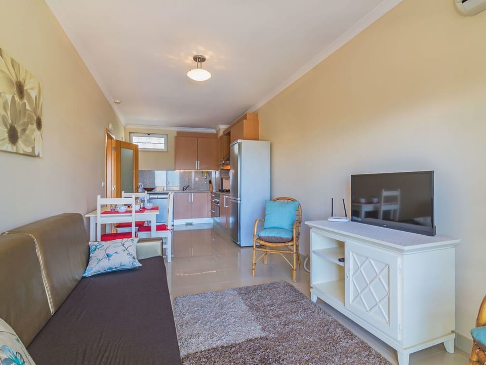 Room, Property, Furniture, Building, Real Estate, Floor, House, Interior Design, Ceiling, Home