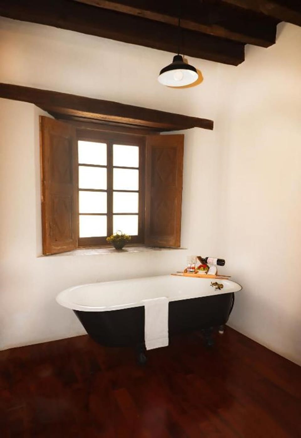 Superior Room, Fireplace | Bathroom | Shower, free toiletries, towels