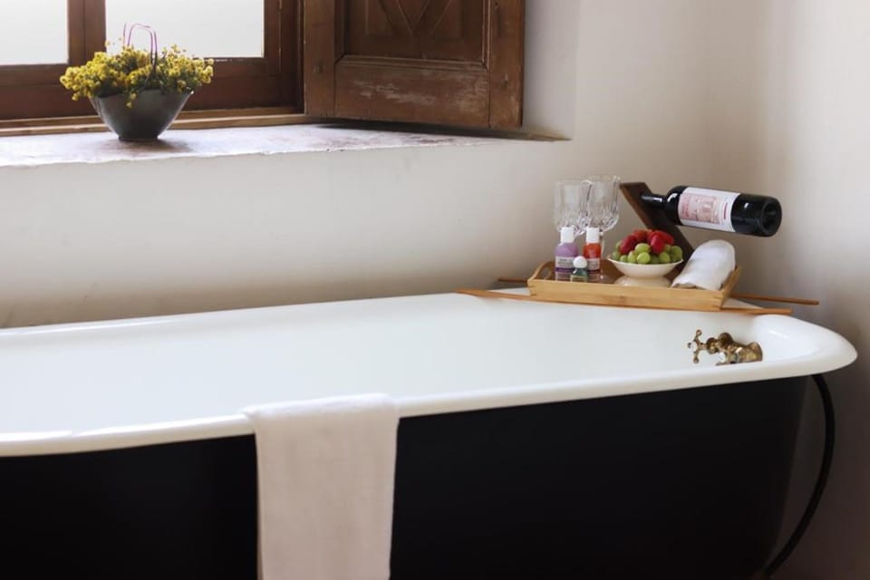 Superior Room, Fireplace | Bathroom | Shower, free toiletries, towels