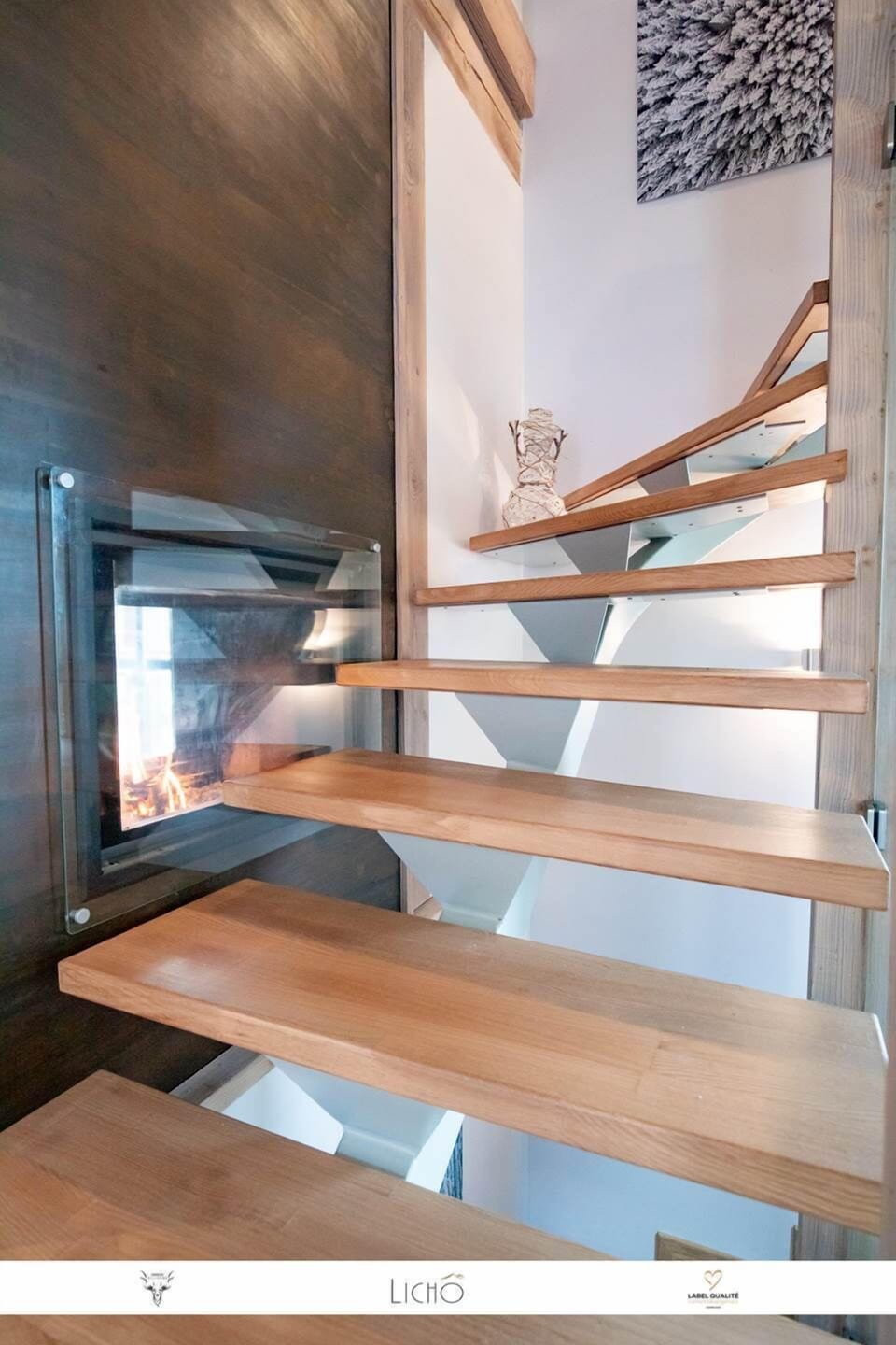 Accès à l'étage par un escalier vitré